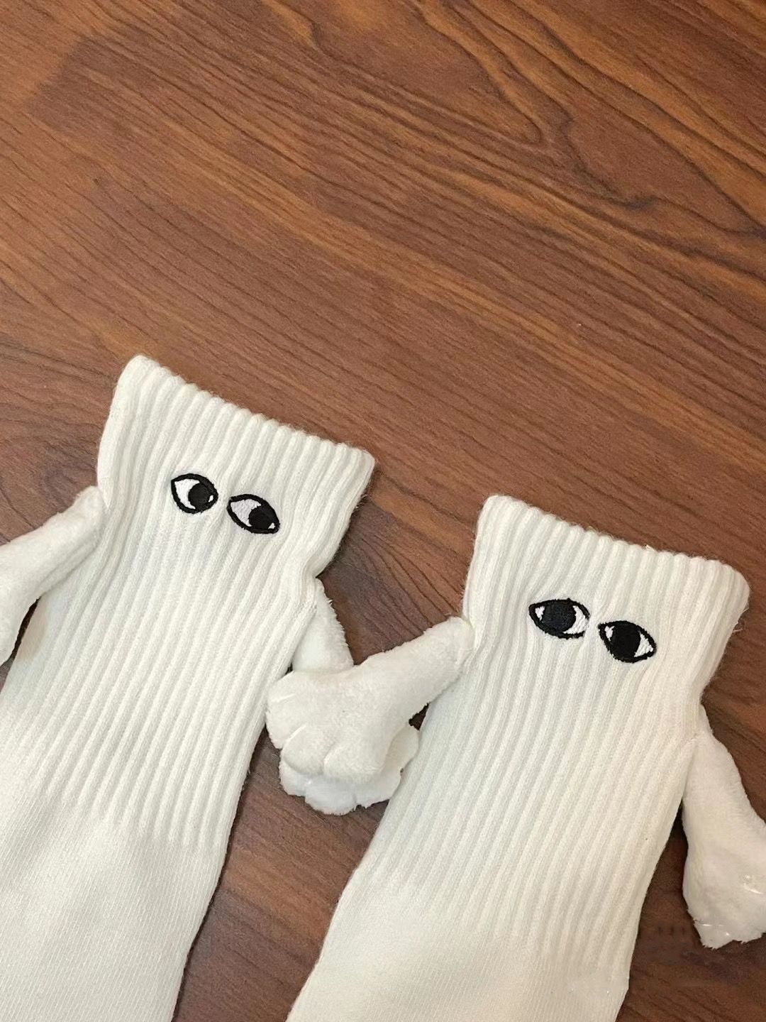 Main magnétique et chaussettes pour les mains