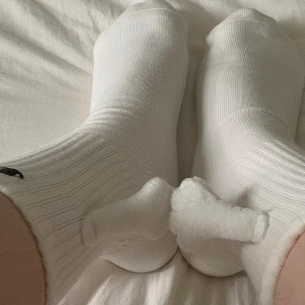 Main magnétique et chaussettes pour les mains